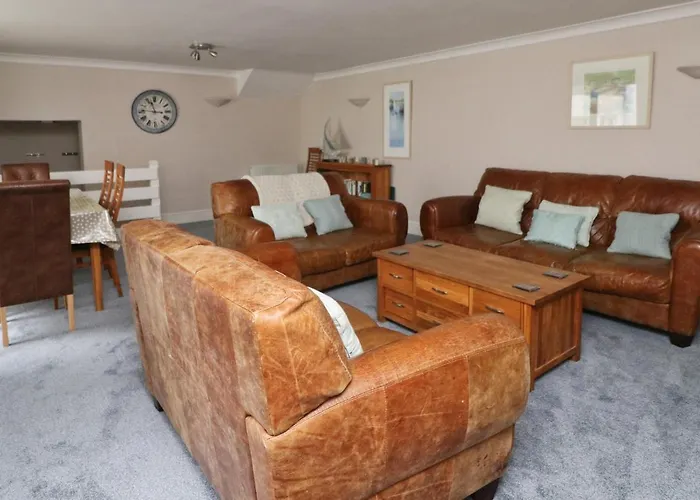 Town Centre Apartment With Parking